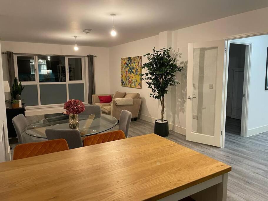 Stunning And Spacious 2Bed Flat In Central Уокинг Экстерьер фото