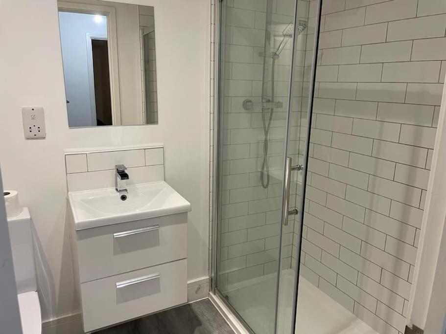 Stunning And Spacious 2Bed Flat In Central Уокинг Экстерьер фото