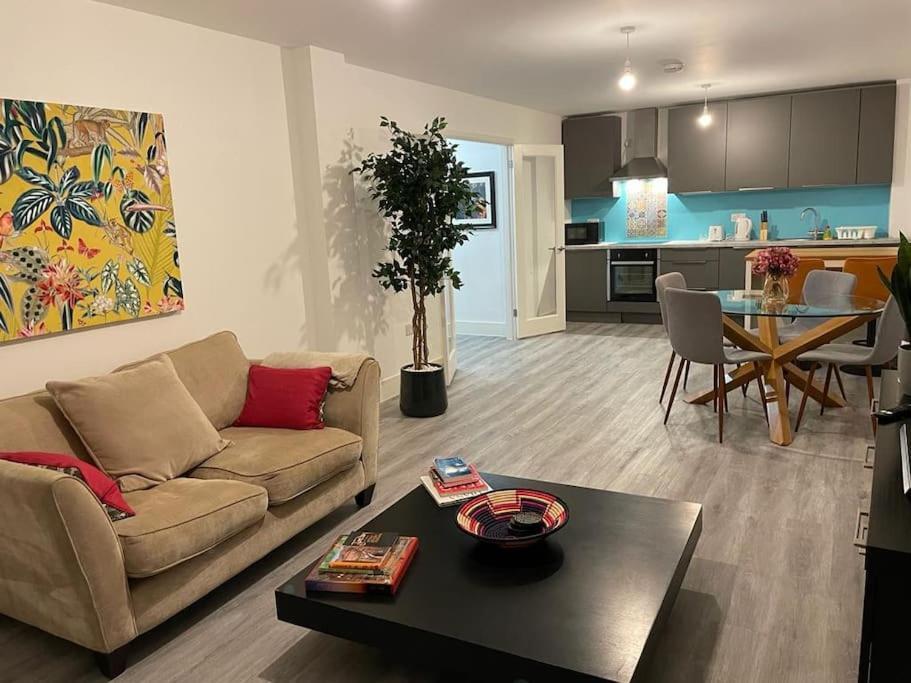Stunning And Spacious 2Bed Flat In Central Уокинг Экстерьер фото