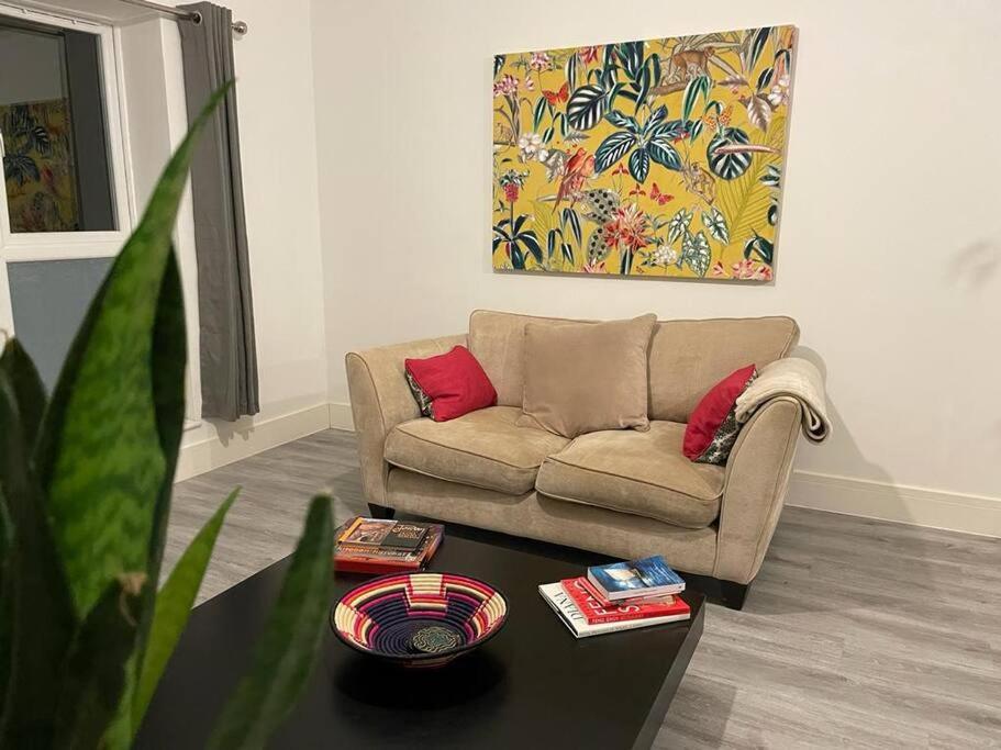 Stunning And Spacious 2Bed Flat In Central Уокинг Экстерьер фото